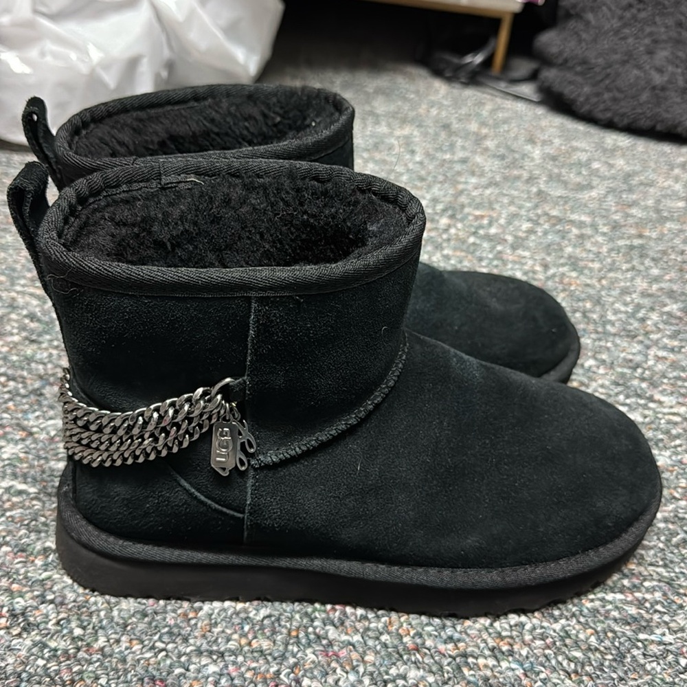 Black mini ugg with chain